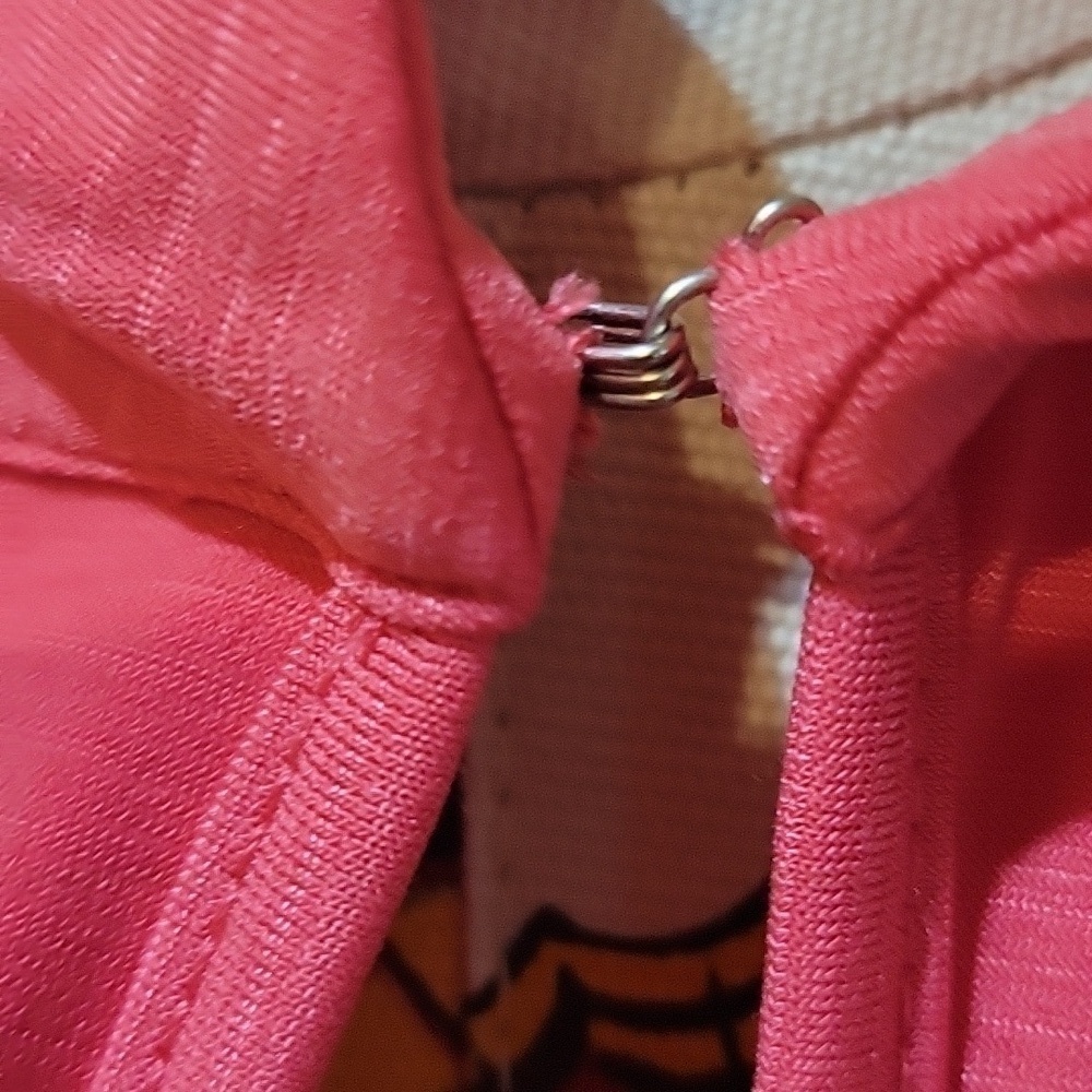 Hot pink ruffled top, cap sleeves, keyhole neckline. Rutched at the sides Size L - Picture 7 of 9
